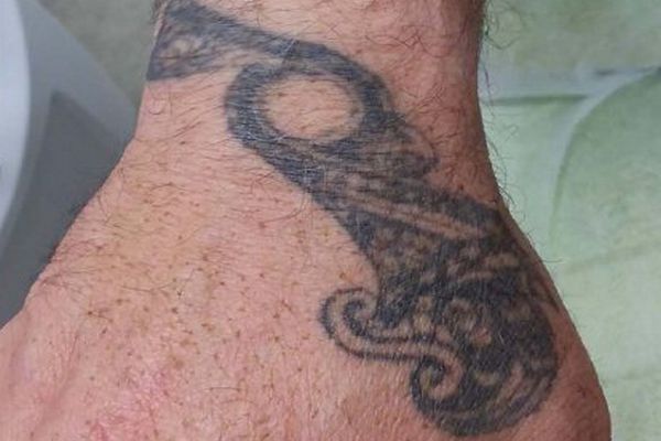 Hand tattoo voor de eerste laser behandeling