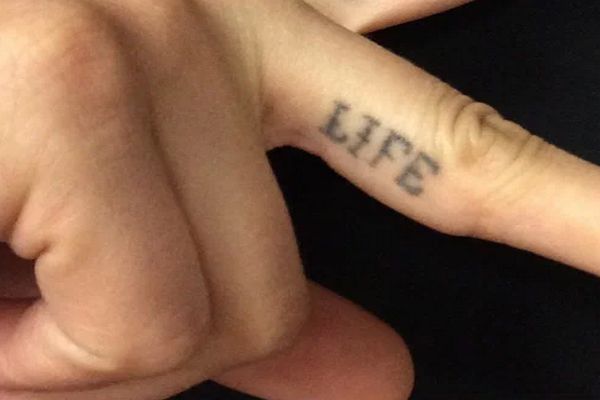 Vinger tattoo voor de eerste laser behandeling